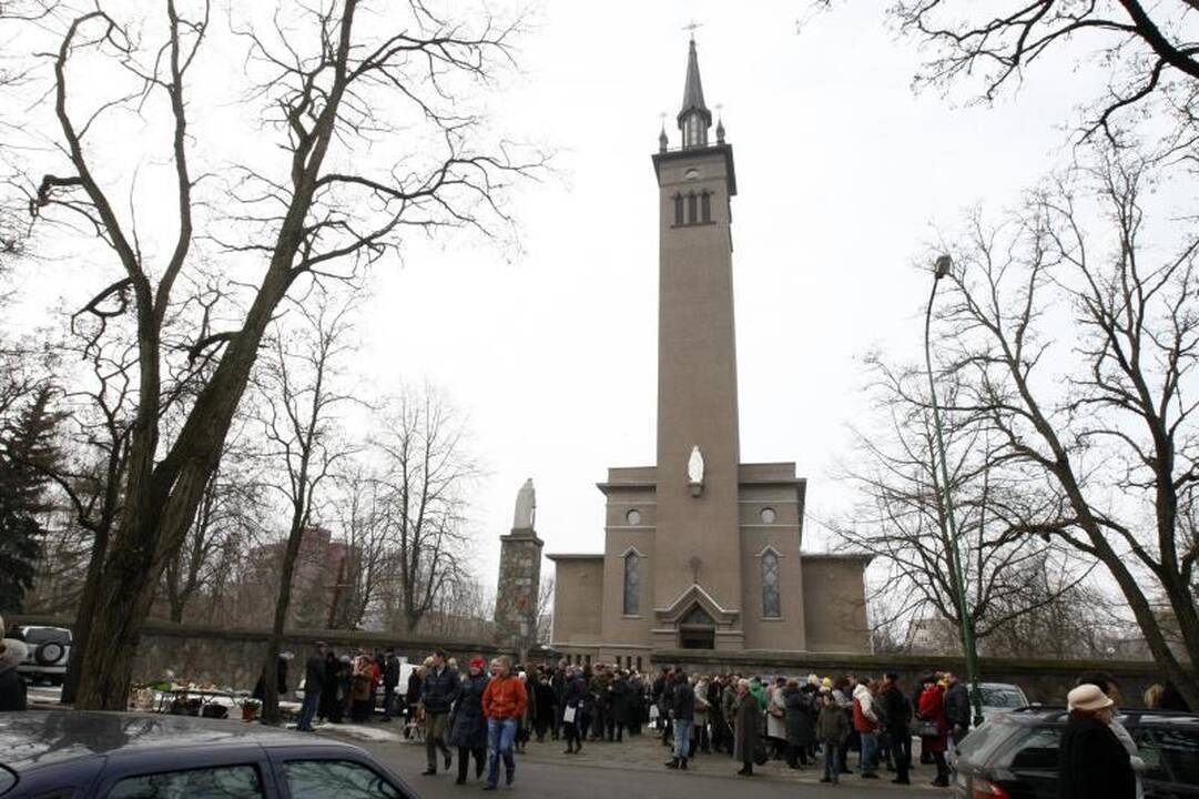 Klaipėdiečiai pirmąją šv. Velykų dieną užtvindė bažnyčias