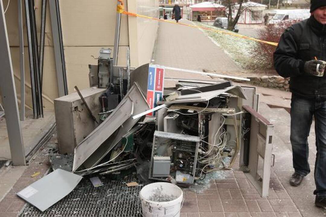Policija nustatė naktį Kaune bankomatą susprogdinusius įtariamuosius (papildyta)