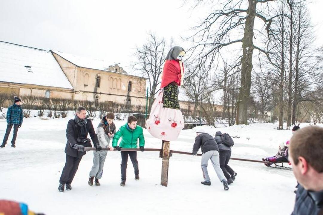 Onų    blynai – iš  gyvačių kiaušinių   