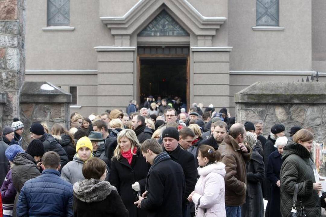 Klaipėdiečiai pirmąją šv. Velykų dieną užtvindė bažnyčias
