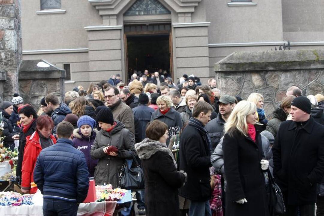 Klaipėdiečiai pirmąją šv. Velykų dieną užtvindė bažnyčias