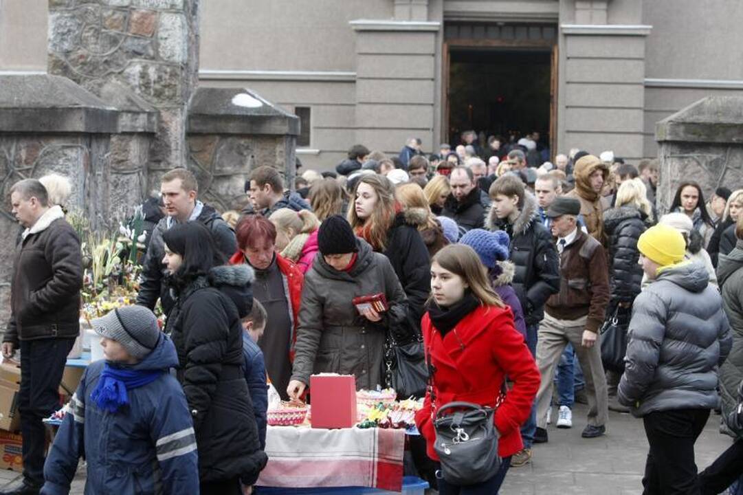 Klaipėdiečiai pirmąją šv. Velykų dieną užtvindė bažnyčias