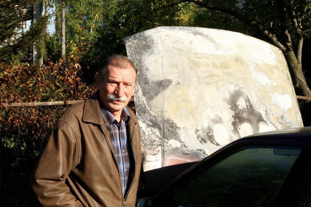 Senutėlis „Peugeot“ užsiliepsnojo šeimininko akyse