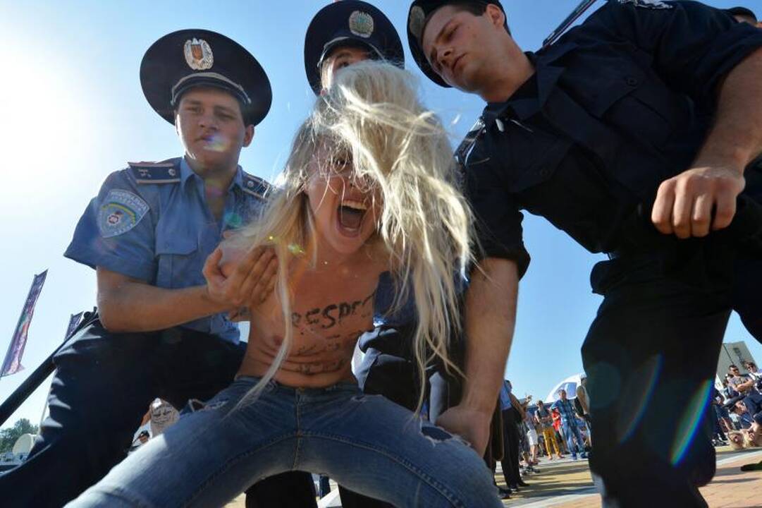 Čempionato finalo belaukiant – nuogalių protestas prieš A.Lukašenką