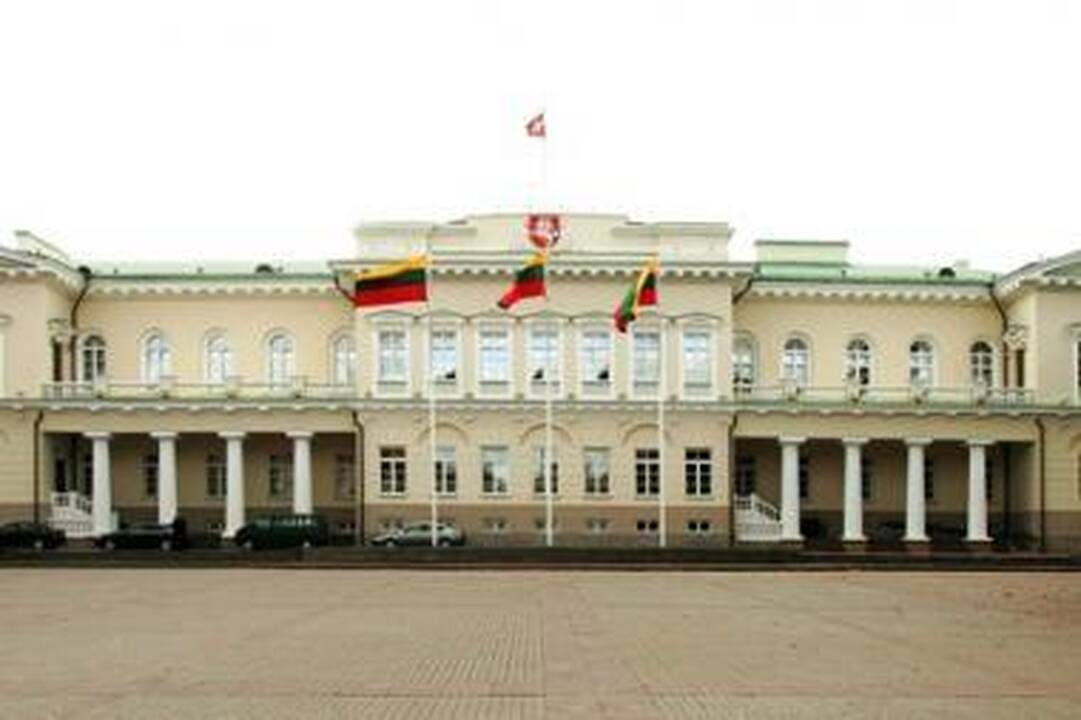 Grupė prezidentės patarėjų dirba papildomą darbą