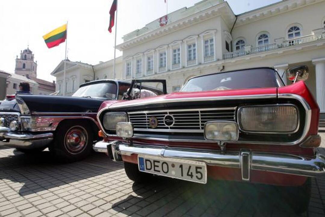 Po istorines Lietuvos vietas - senoviniais automobiliais