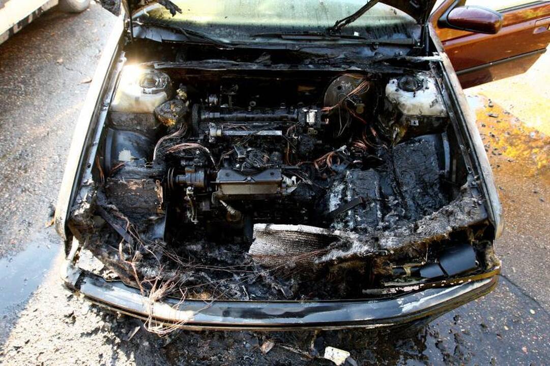 Senutėlis „Peugeot“ užsiliepsnojo šeimininko akyse