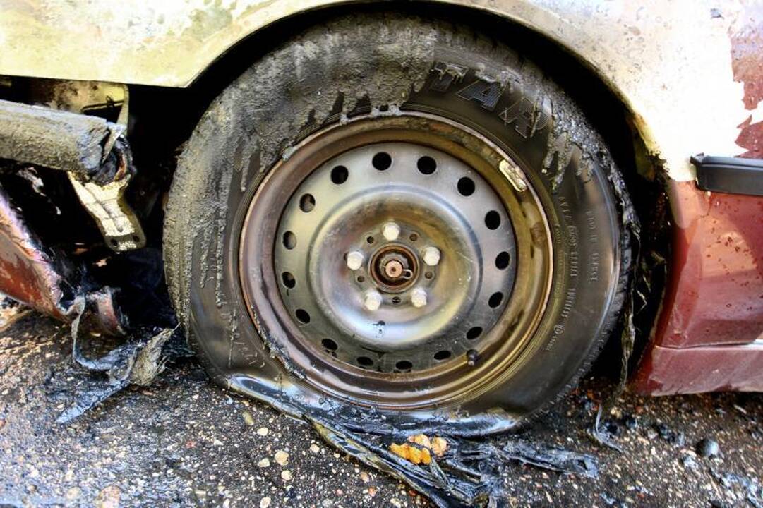 Senutėlis „Peugeot“ užsiliepsnojo šeimininko akyse