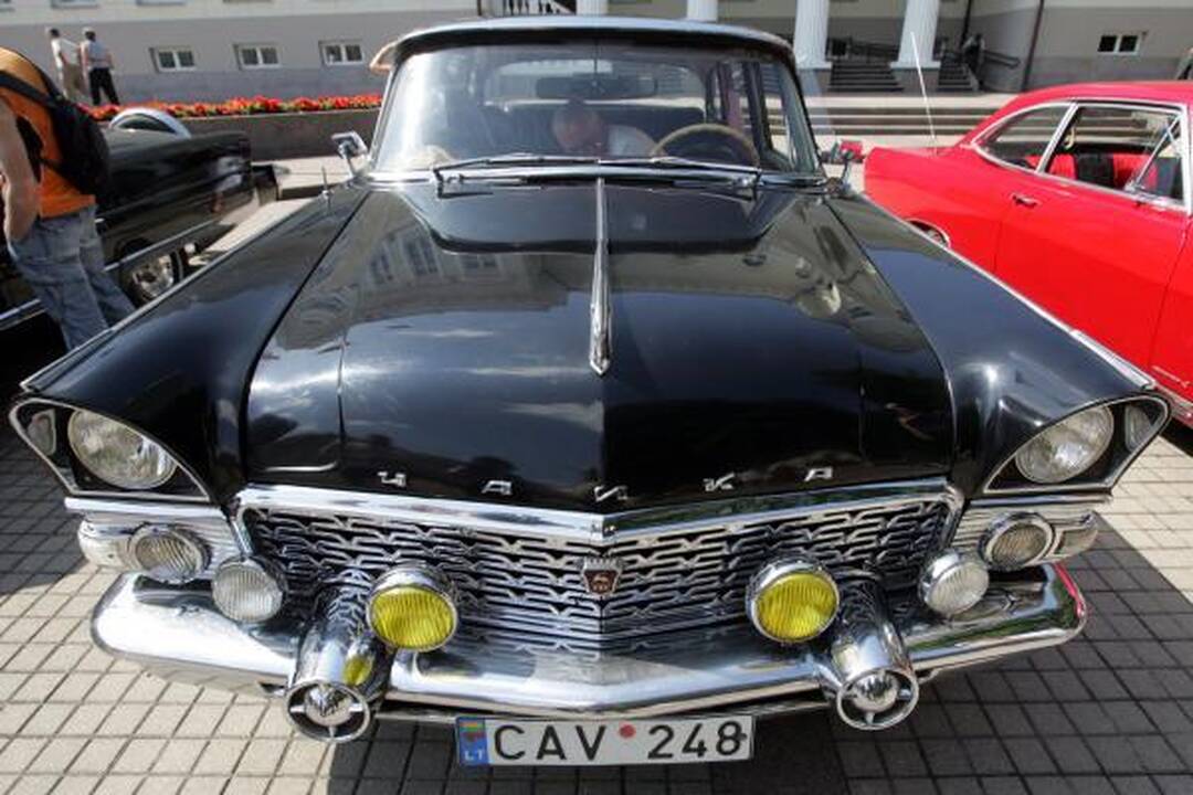 Po istorines Lietuvos vietas - senoviniais automobiliais