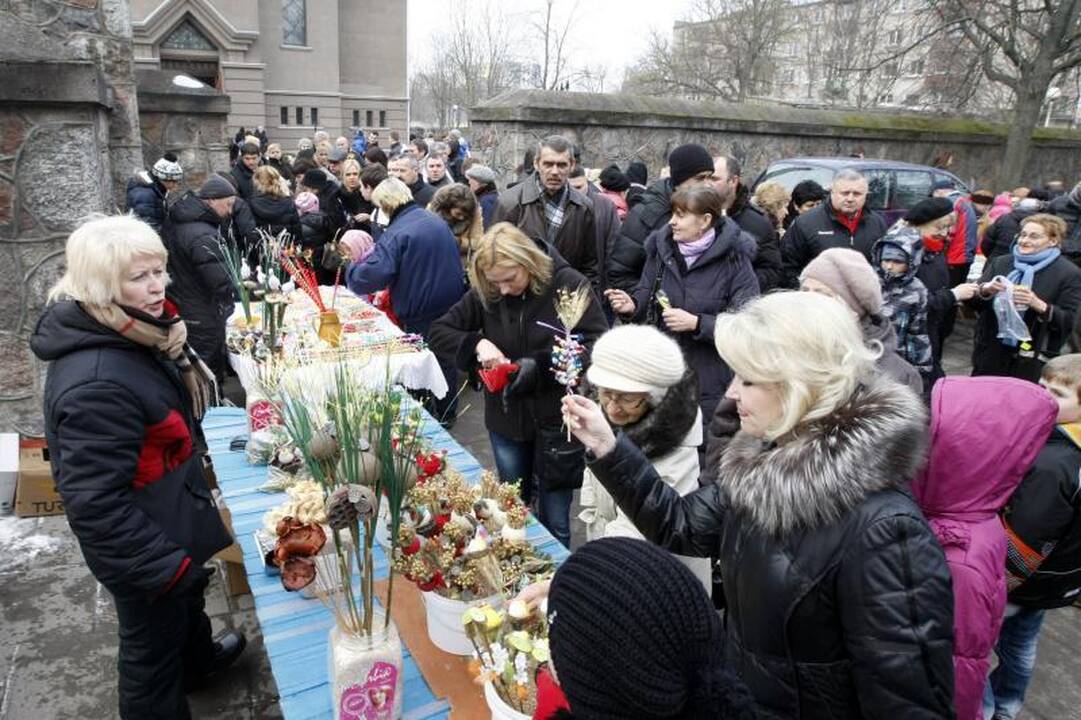 Klaipėdiečiai pirmąją šv. Velykų dieną užtvindė bažnyčias