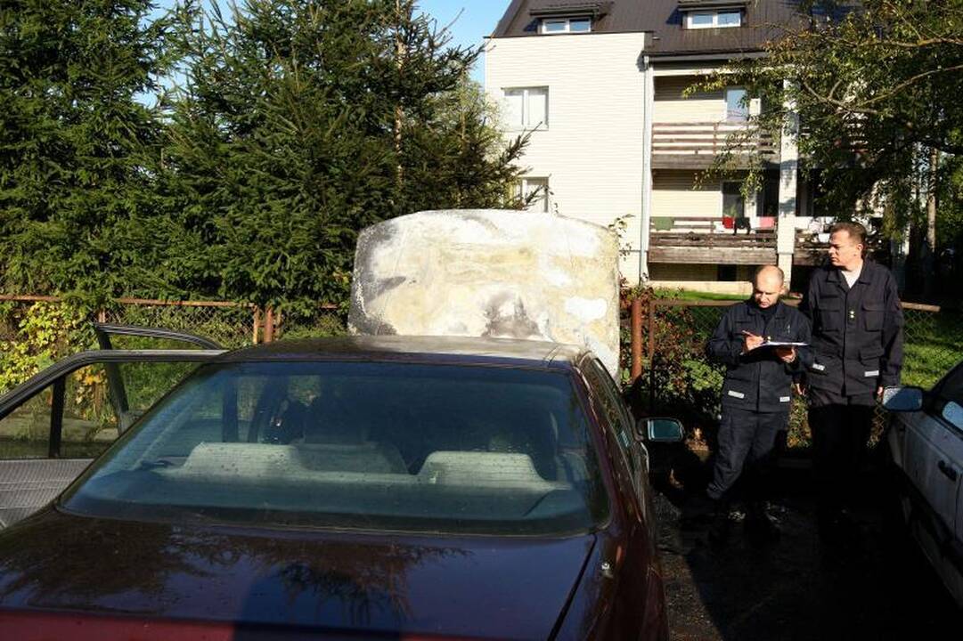 Senutėlis „Peugeot“ užsiliepsnojo šeimininko akyse