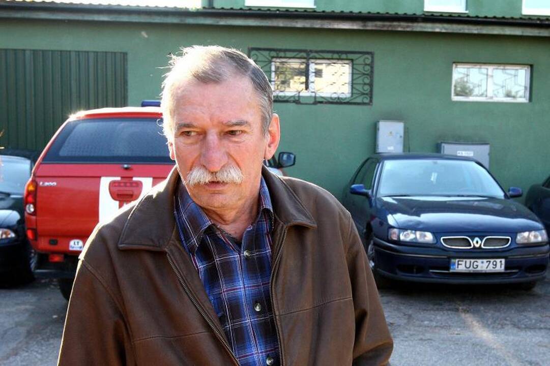 Senutėlis „Peugeot“ užsiliepsnojo šeimininko akyse