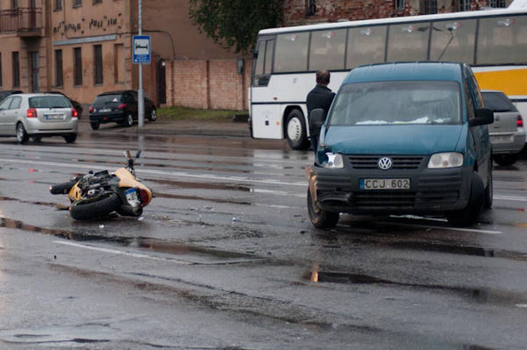 Kaune automobilis partrenkė motociklininką 