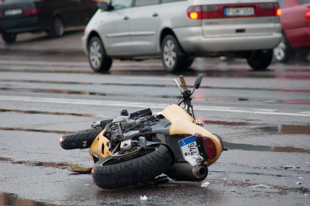 Kaune automobilis partrenkė motociklininką 