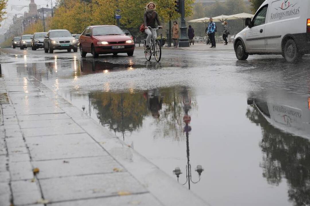 Vilniaus centre automobiliai važiavo per kanalizacijos balas
