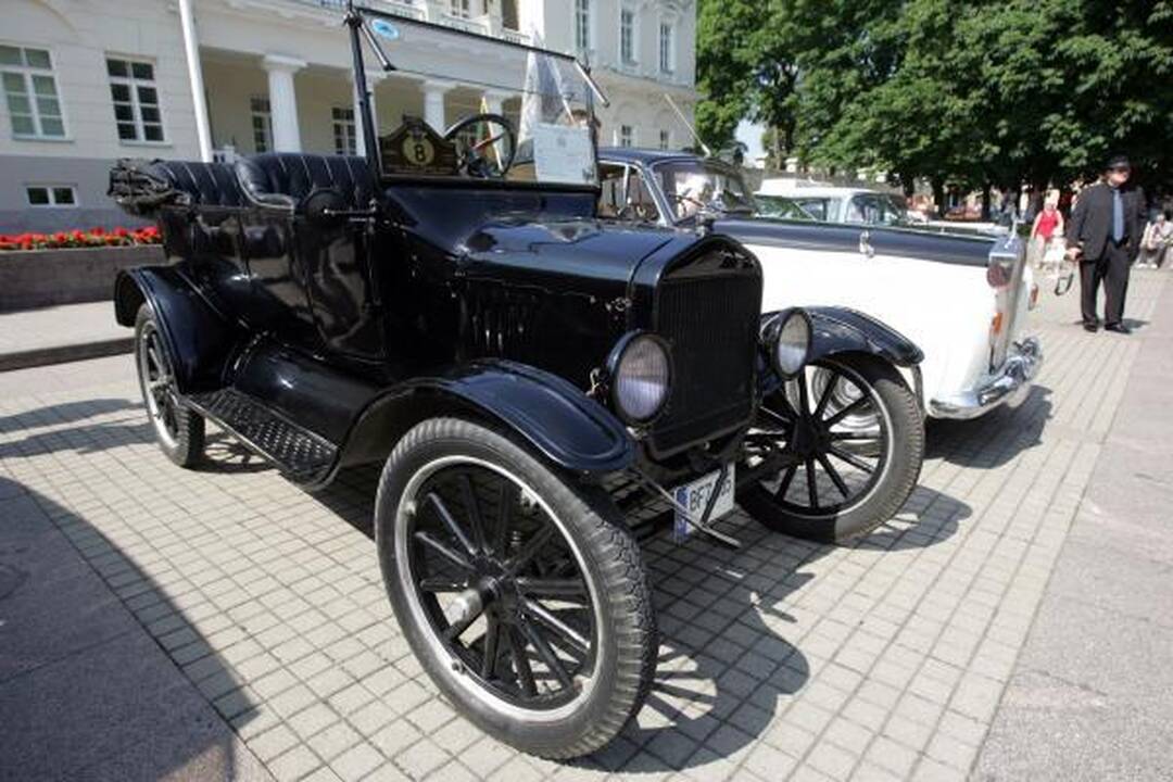 Po istorines Lietuvos vietas - senoviniais automobiliais