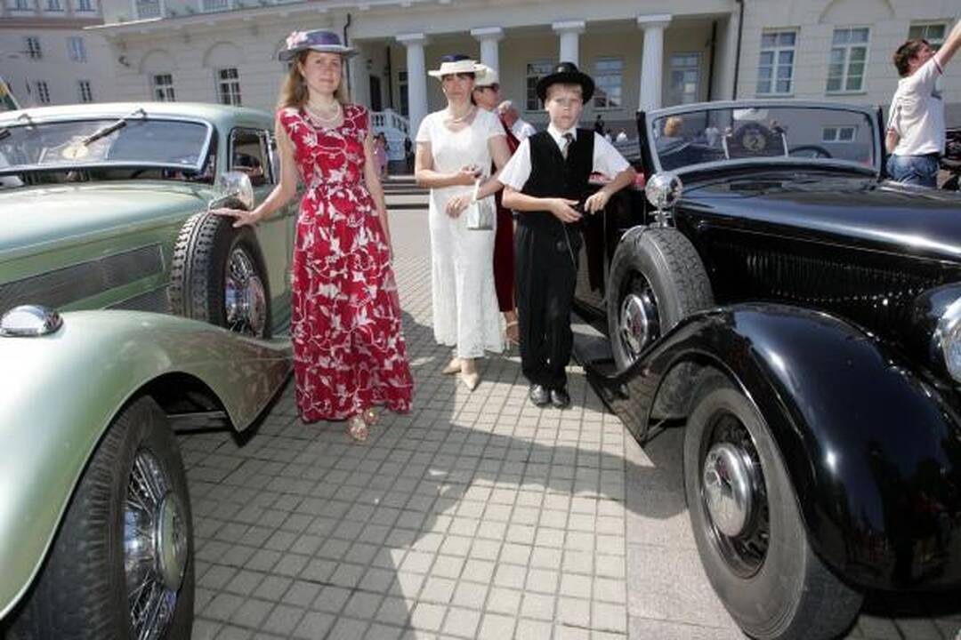 Po istorines Lietuvos vietas - senoviniais automobiliais