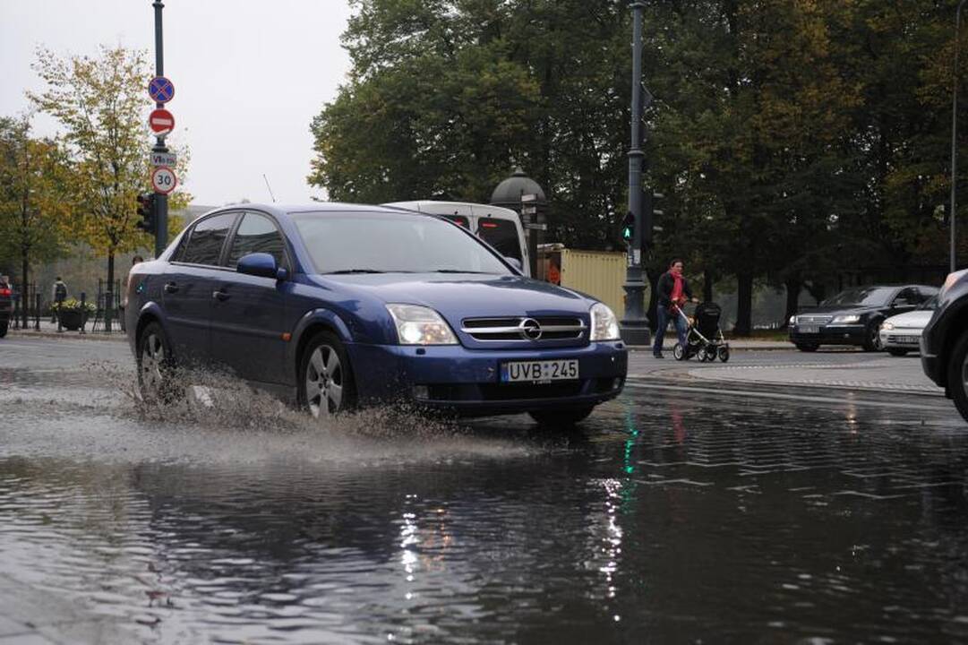 Vilniaus centre automobiliai važiavo per kanalizacijos balas