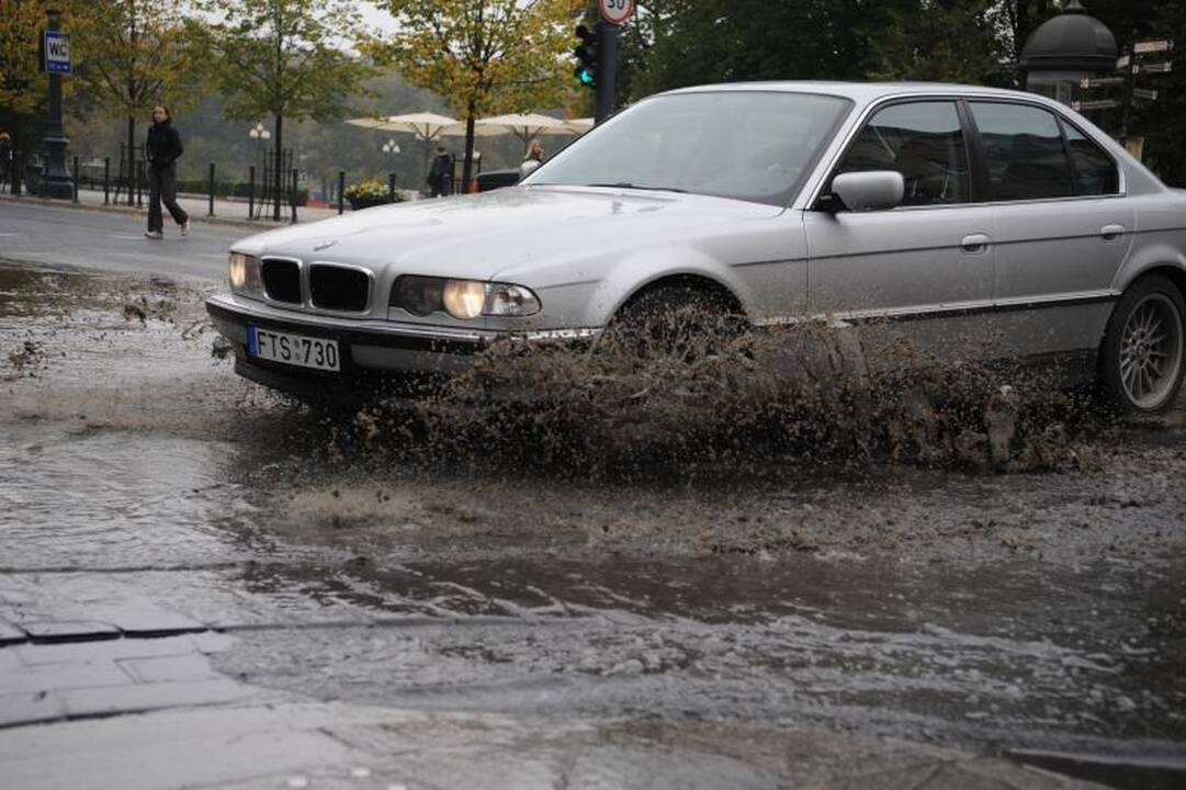 Vilniaus centre automobiliai važiavo per kanalizacijos balas