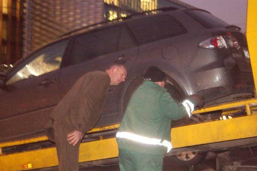 Per avariją Konstitucijos pr. automobilis „Alfa Romeo“ lūžo per pusę