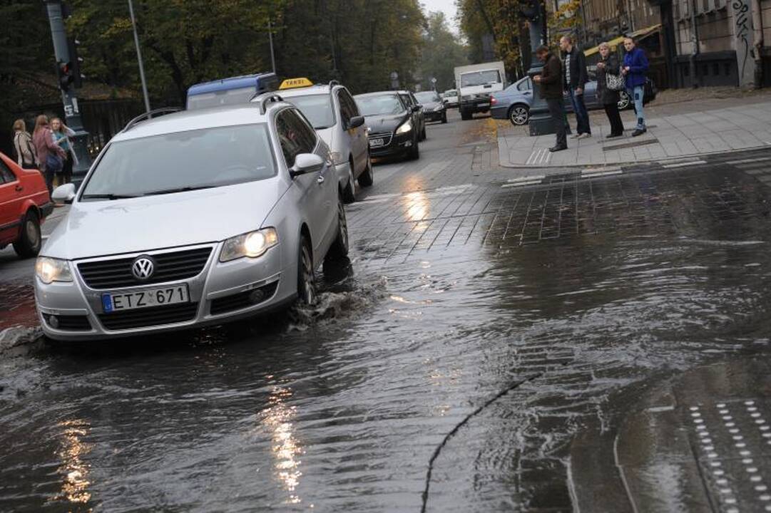Vilniaus centre automobiliai važiavo per kanalizacijos balas