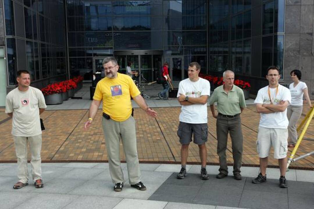 Ekstremalai šoko su virve iš 125 m aukščio
