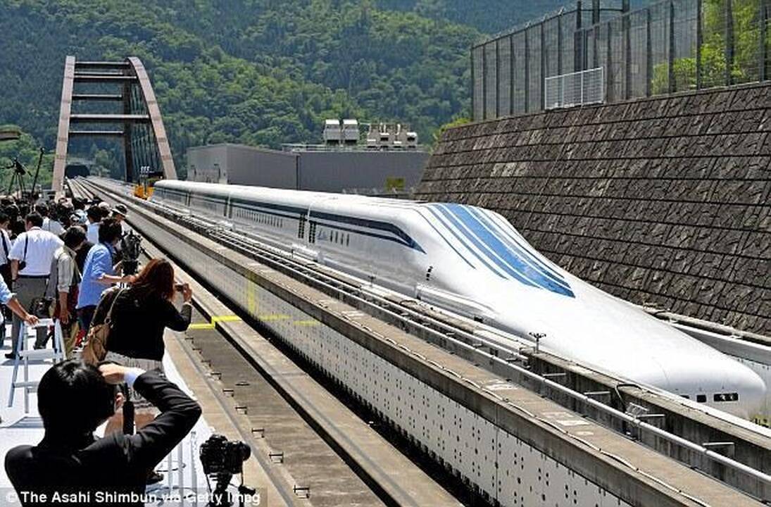 Kelionė oru sklendžiančiu japonų traukiniu (501 km / val. greičiu)