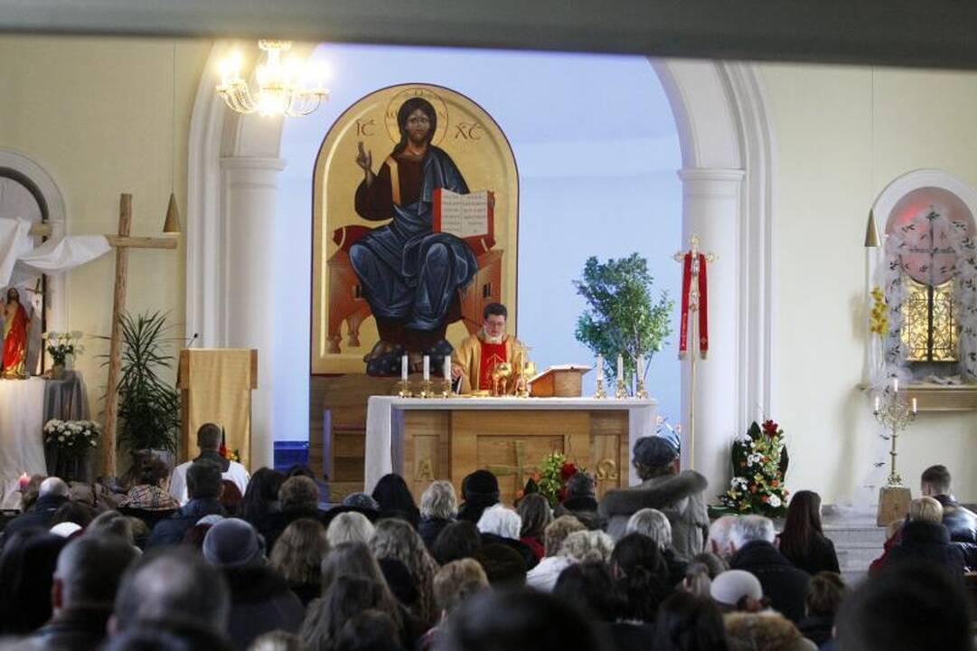 Klaipėdiečiai pirmąją šv. Velykų dieną užtvindė bažnyčias