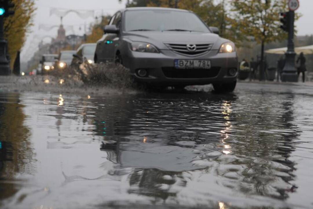 Vilniaus centre automobiliai važiavo per kanalizacijos balas