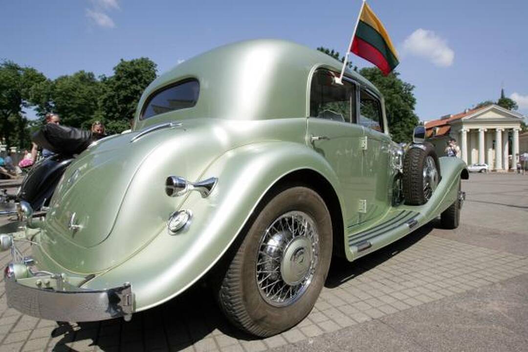 Po istorines Lietuvos vietas - senoviniais automobiliais