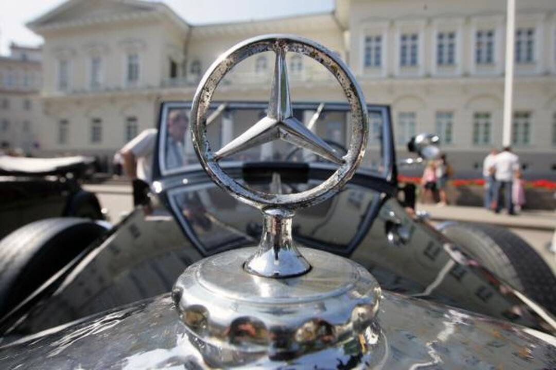 Po istorines Lietuvos vietas - senoviniais automobiliais