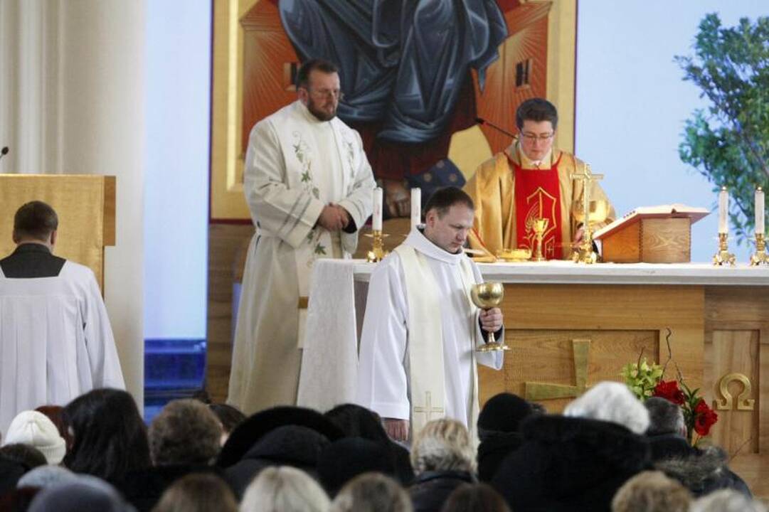 Klaipėdiečiai pirmąją šv. Velykų dieną užtvindė bažnyčias