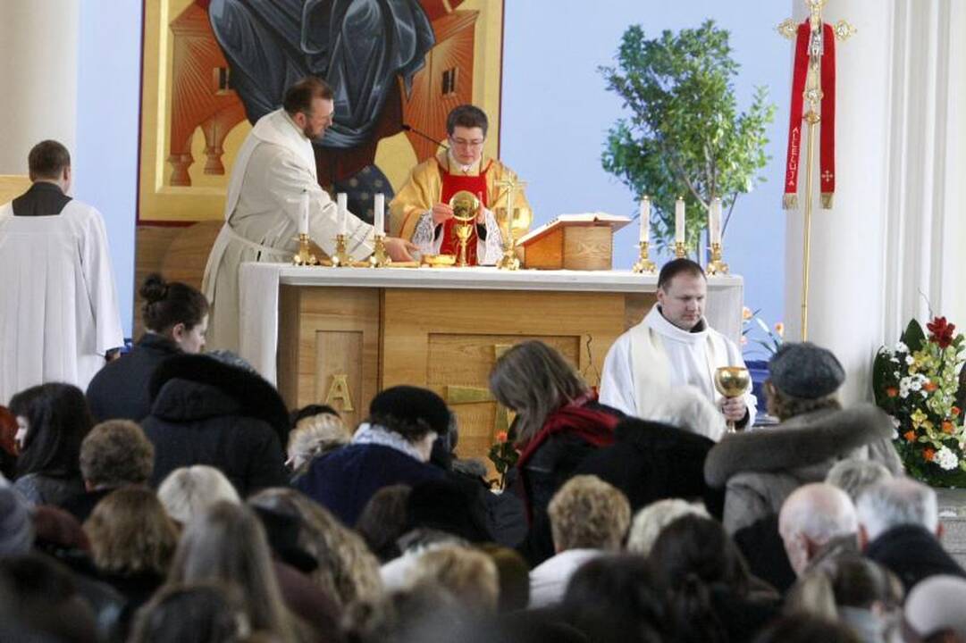 Klaipėdiečiai pirmąją šv. Velykų dieną užtvindė bažnyčias