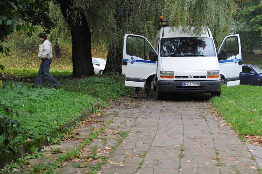 Vilniaus centre automobiliai važiavo per kanalizacijos balas