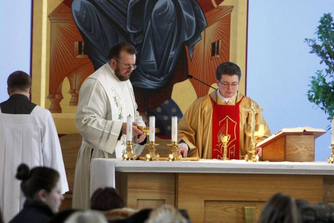 Klaipėdiečiai pirmąją šv. Velykų dieną užtvindė bažnyčias