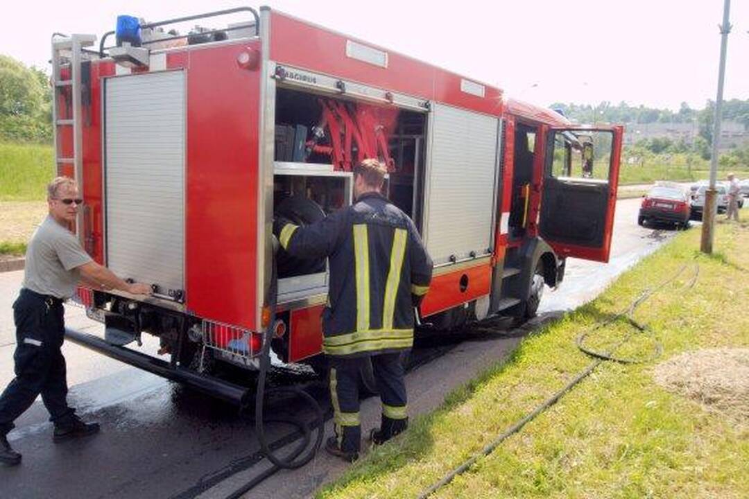 Gesintuvas užsidegusio „Audi“ neišgelbėjo