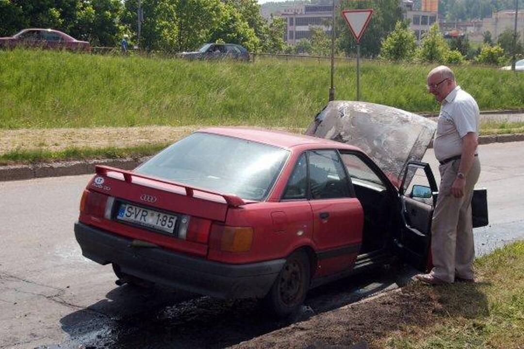 Gesintuvas užsidegusio „Audi“ neišgelbėjo
