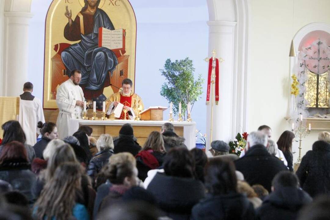 Klaipėdiečiai pirmąją šv. Velykų dieną užtvindė bažnyčias