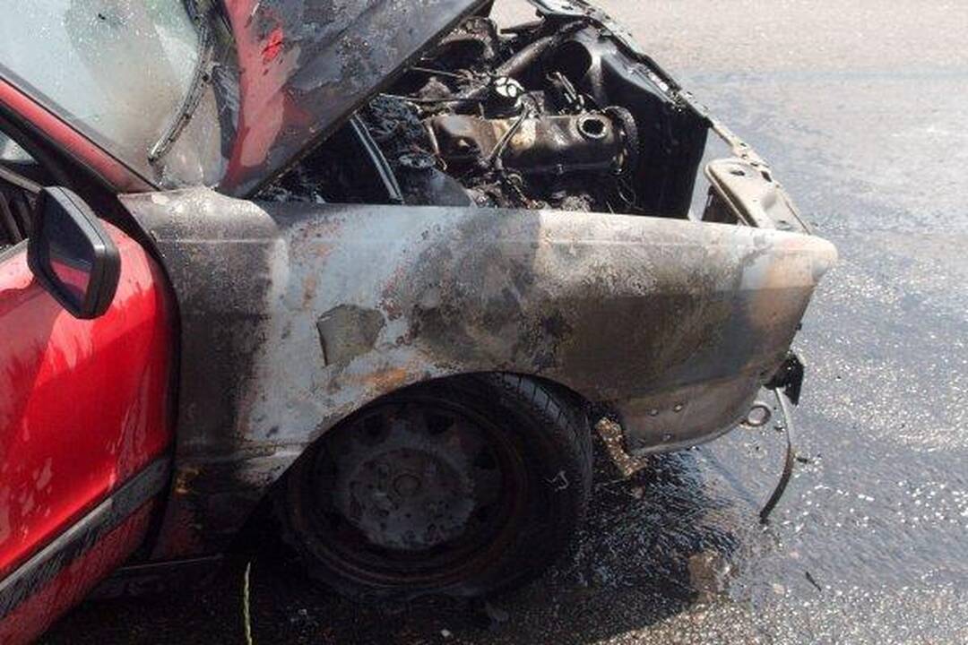 Gesintuvas užsidegusio „Audi“ neišgelbėjo