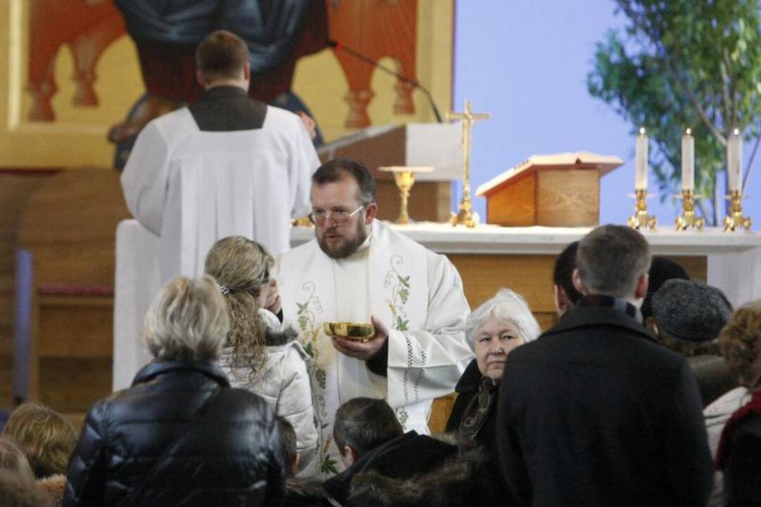 Klaipėdiečiai pirmąją šv. Velykų dieną užtvindė bažnyčias