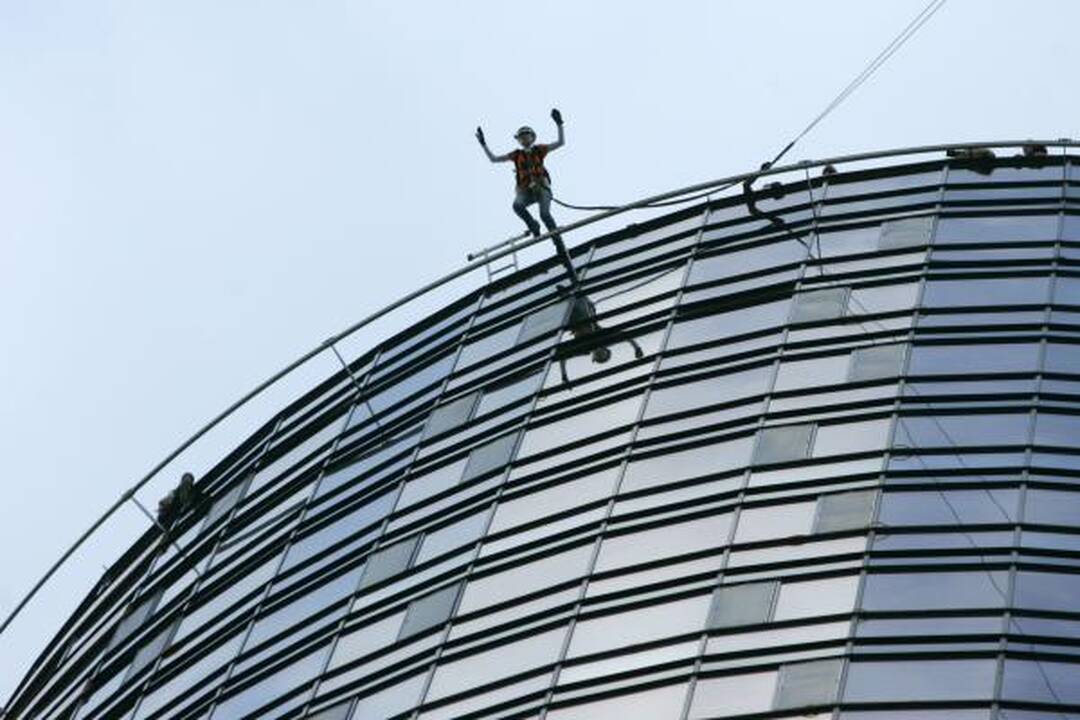 Ekstremalai šoko su virve iš 125 m aukščio