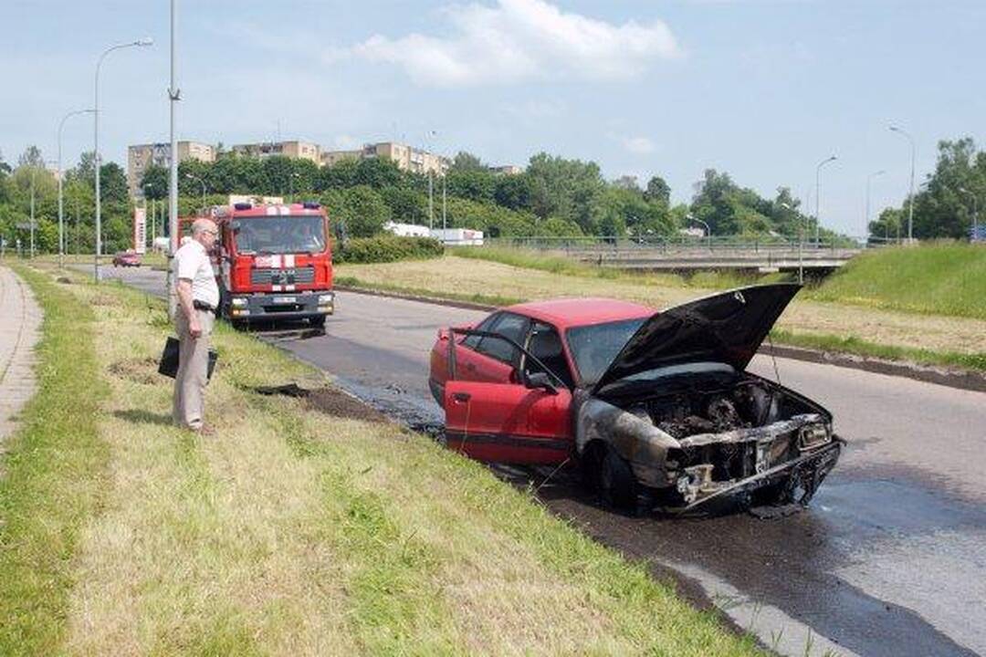 Gesintuvas užsidegusio „Audi“ neišgelbėjo