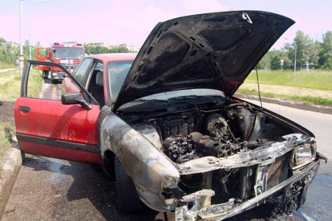 Gesintuvas užsidegusio „Audi“ neišgelbėjo