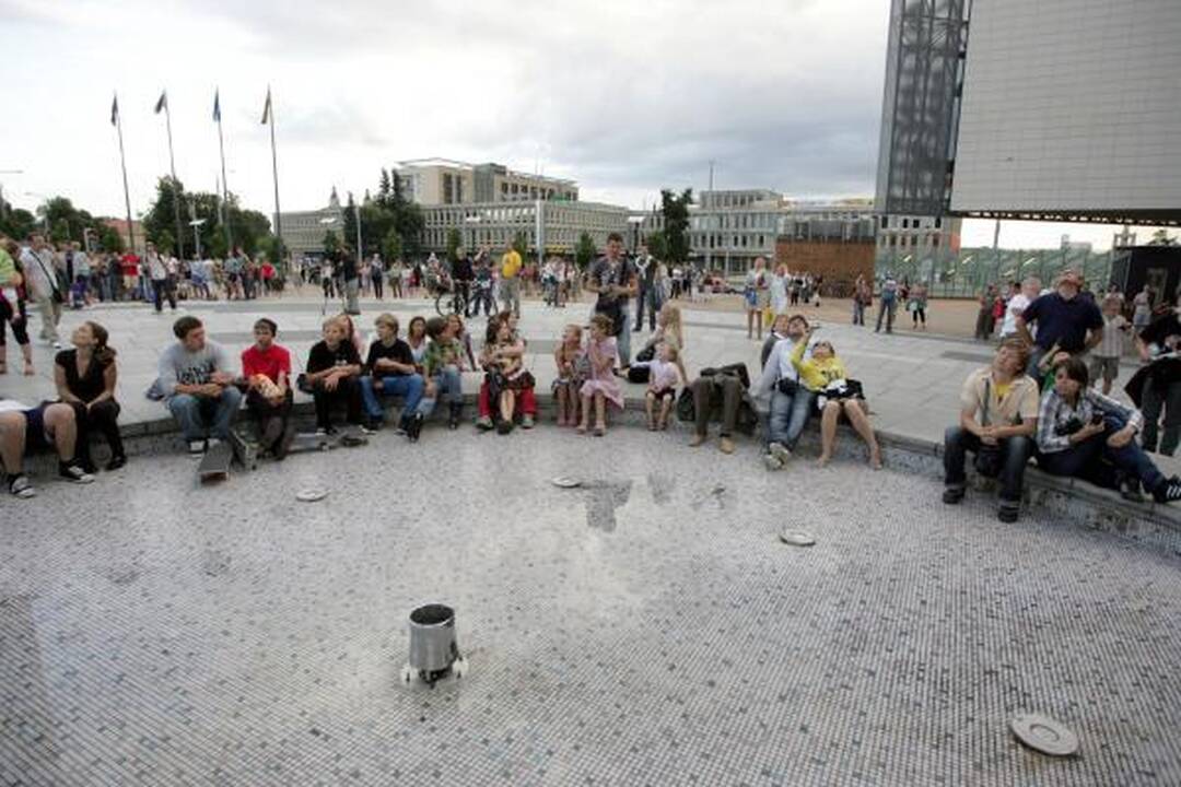 Ekstremalai šoko su virve iš 125 m aukščio
