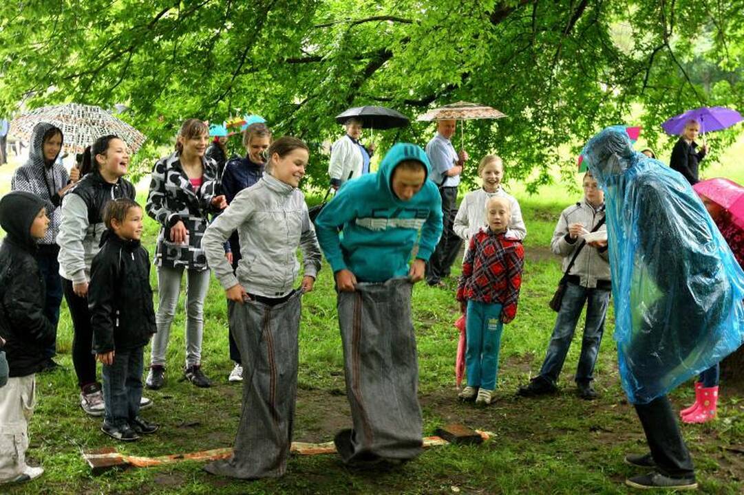 Lietus  ištvermingiausiems vaikams    šventės    nesugadino