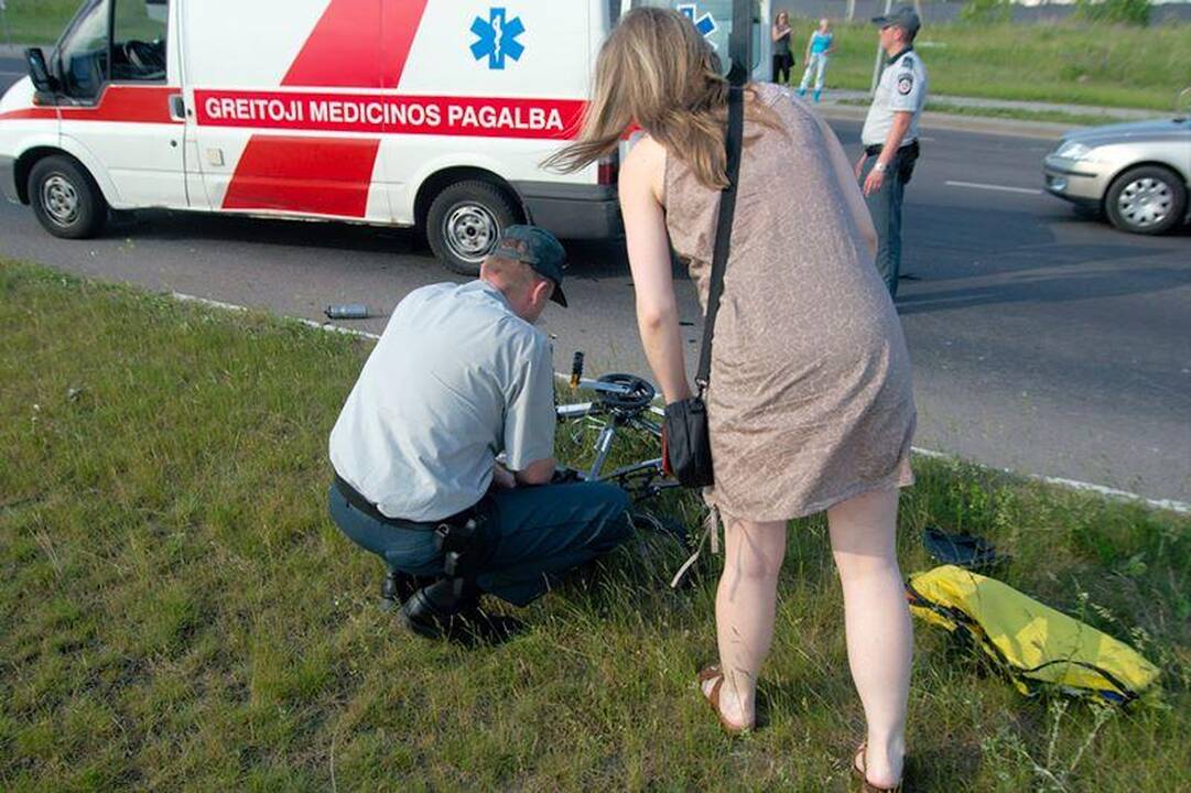 Motociklininkas pėsčiųjų perėjoje partrenkė dviratininką