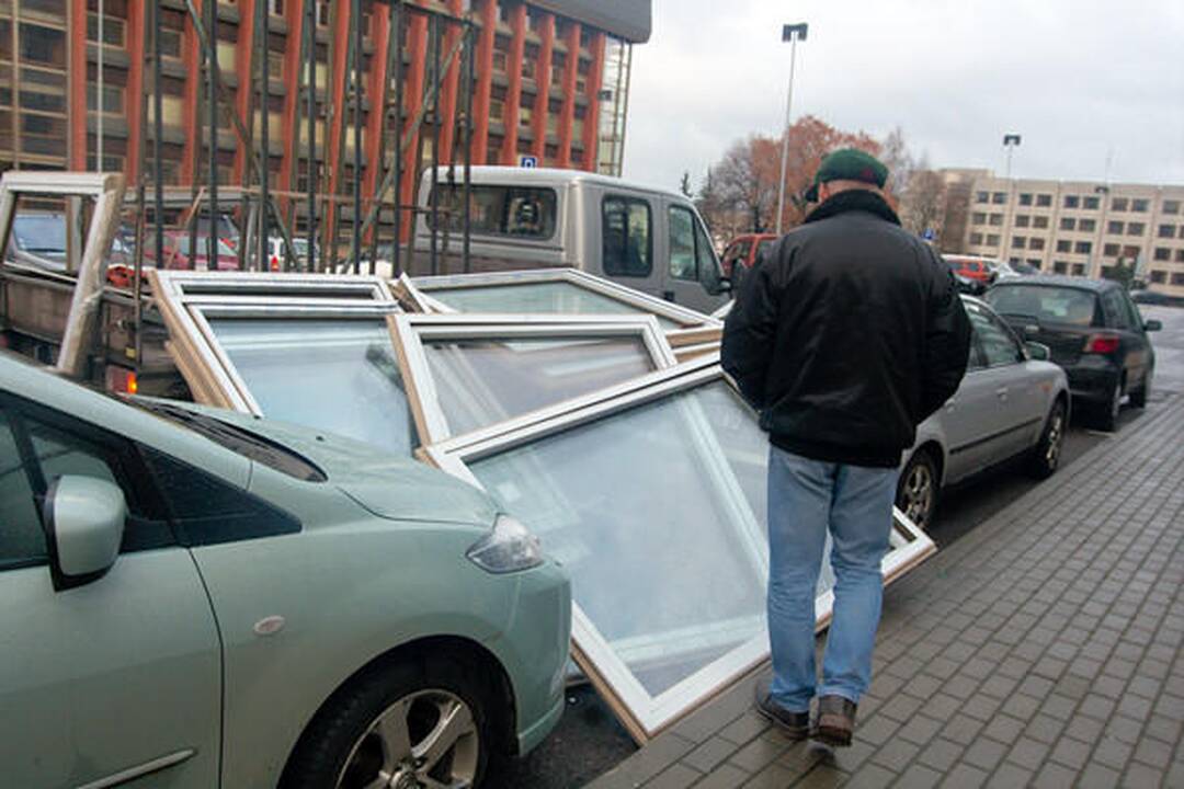 Atvežti nauji ministerijos langai užvirto ant automobilių