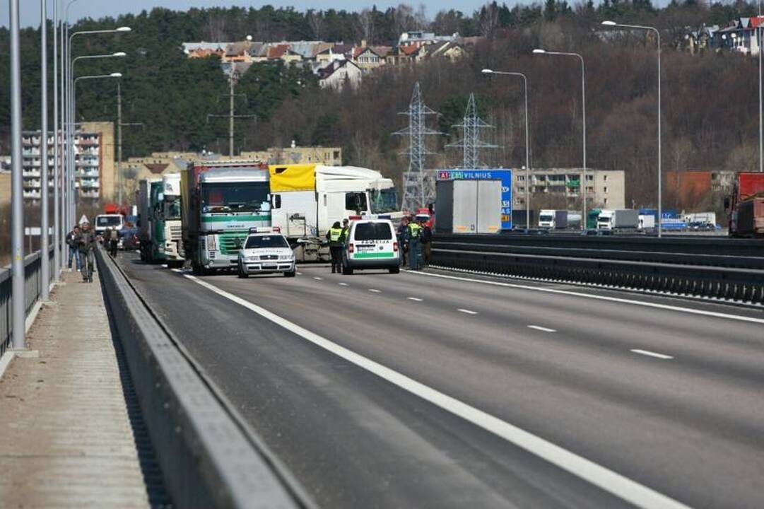 Ant Č.Radzinausko tilto susidūrė 3 vilkikai, kilo milžiniškos spūstys