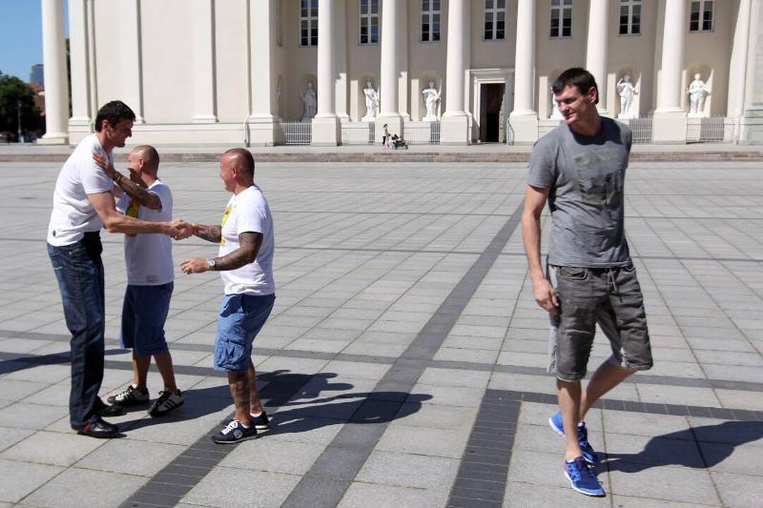 Brolių Lavrinovičių veidai atsidūrė ant sirgalių marškinėlių