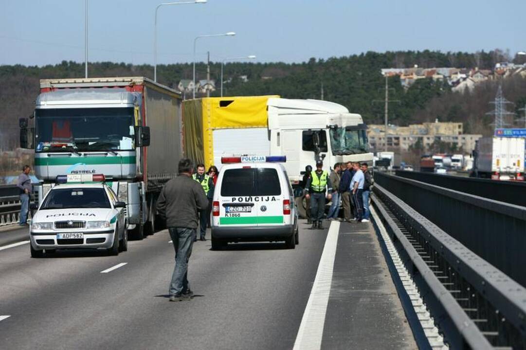 Ant Č.Radzinausko tilto susidūrė 3 vilkikai, kilo milžiniškos spūstys
